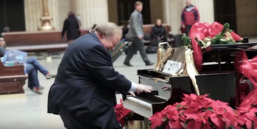 Was würdest Du tun, wenn das Klavier neben Dir plötzlich einen eigenen Willen hat?