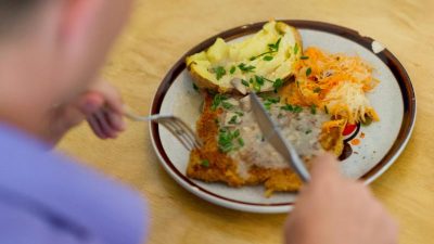 Fleischesser oder Veganer? Jüngere Deutsche in Sachen Ernährung gespalten