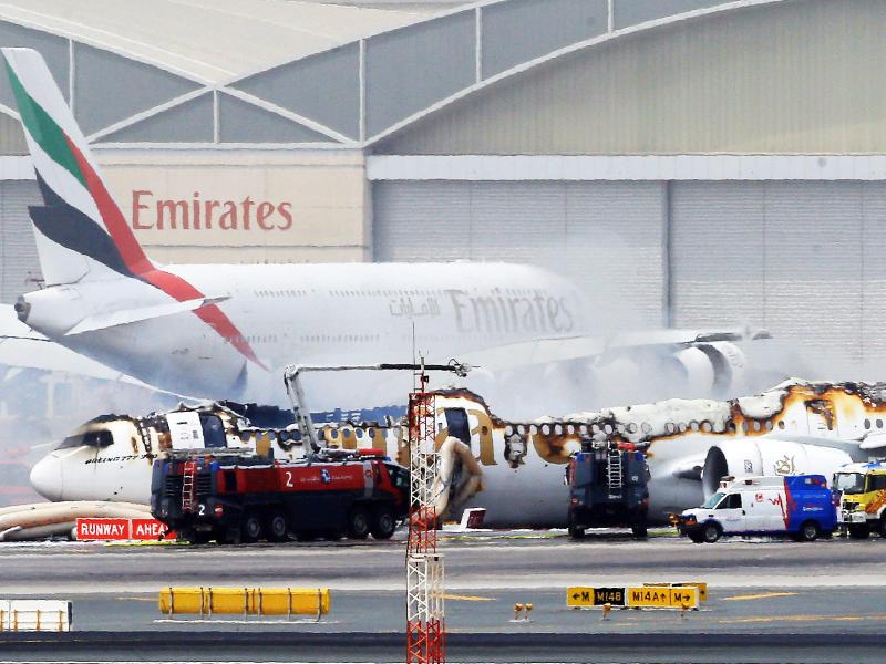 Dubai: Brennendes Triebwerk und Bruchlandung von Emirates Boeing 777