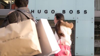 Hugo Boss senkt Prognose und schließt weitere Läden