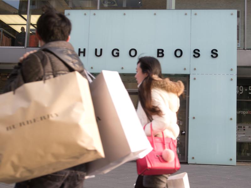 Hugo Boss senkt Prognose und schließt weitere Läden