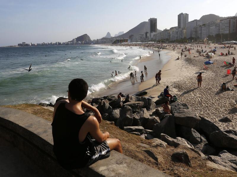 Hintergrund: Arm neben Reich an der Copacabana