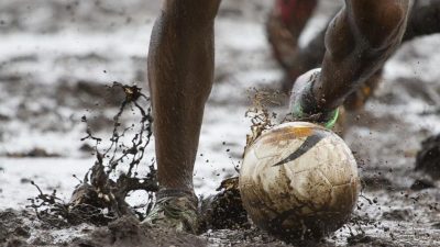 Schlammschlacht – Meisterschaften im Matschfußball