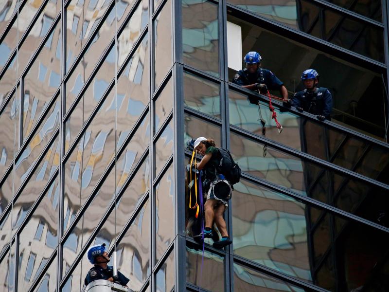 Ungesichert: Mann klettert Fassade des Trump Tower empor