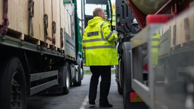 Autobahnpolizei macht Jagd auf manipulierte Lastwagen