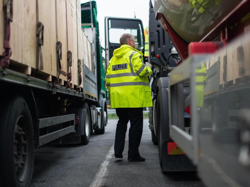 Autobahnpolizei macht Jagd auf manipulierte Lastwagen
