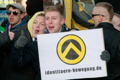 Identitären-Aktion: Magnitz-Krankenhaus-Plakate an Presse- und Parteigebäude geklebt