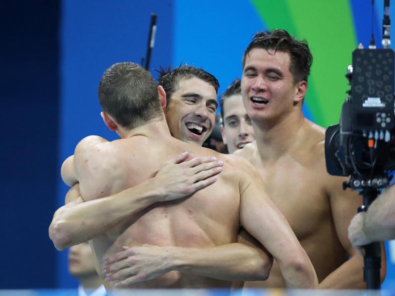 Phelps tritt standesgemäß ab: Gold mit der Staffel
