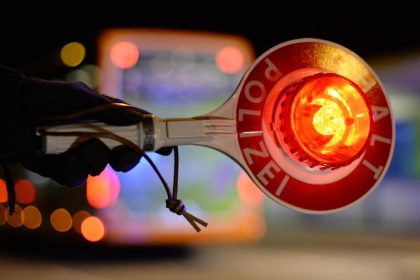 Nächtliche Ausgangssperre: Dauer-Kontrollen für Reisende an Bahnhöfen und auf der Autobahn