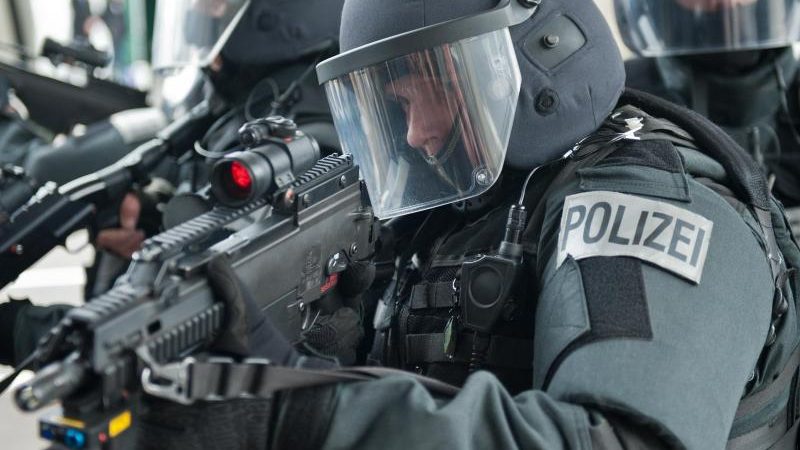 Polizei findet neun Rohrbomben nach Explosion in Berliner Innenhof