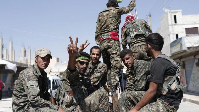 Maschinengewehre, Munition, gepanzerte Fahrzeuge: US-Regierung will syrische Kurden weiter mit Waffen versorgen – Türkei dagegen