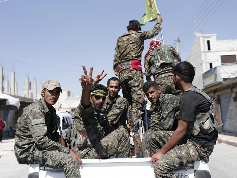 Maschinengewehre, Munition, gepanzerte Fahrzeuge: US-Regierung will syrische Kurden weiter mit Waffen versorgen – Türkei dagegen