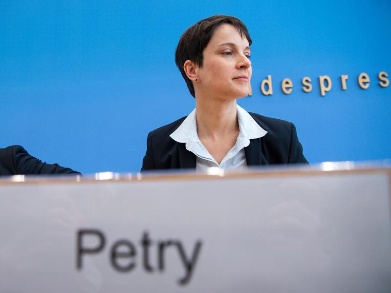 CDU-Vize kritisiert Petry wegen Äußerung zu privaten Waffen