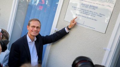 Gedenktafel erinnert an Bowies Berliner „Helden“-Jahre