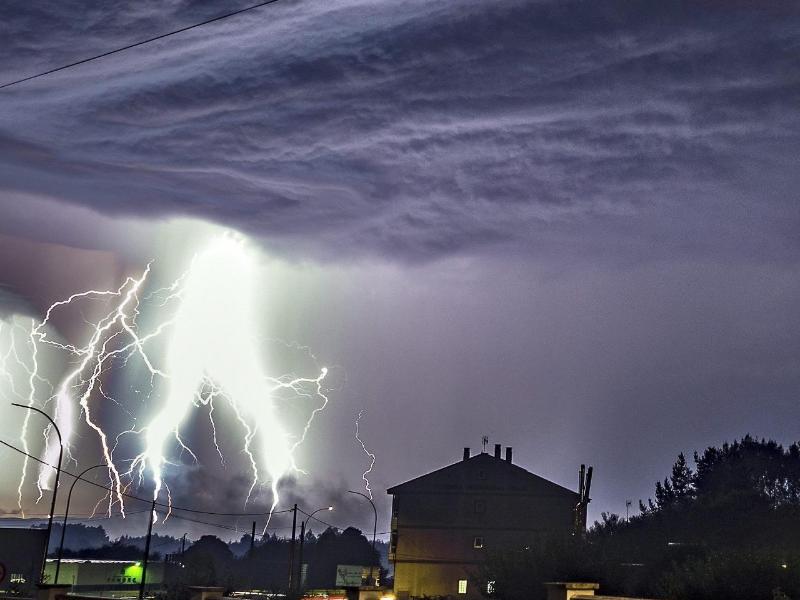 Wetterdienst warnt nun vor schweren Gewittern in Sachsen-Anhalt – Mit Großhagel und Tornadogefahr