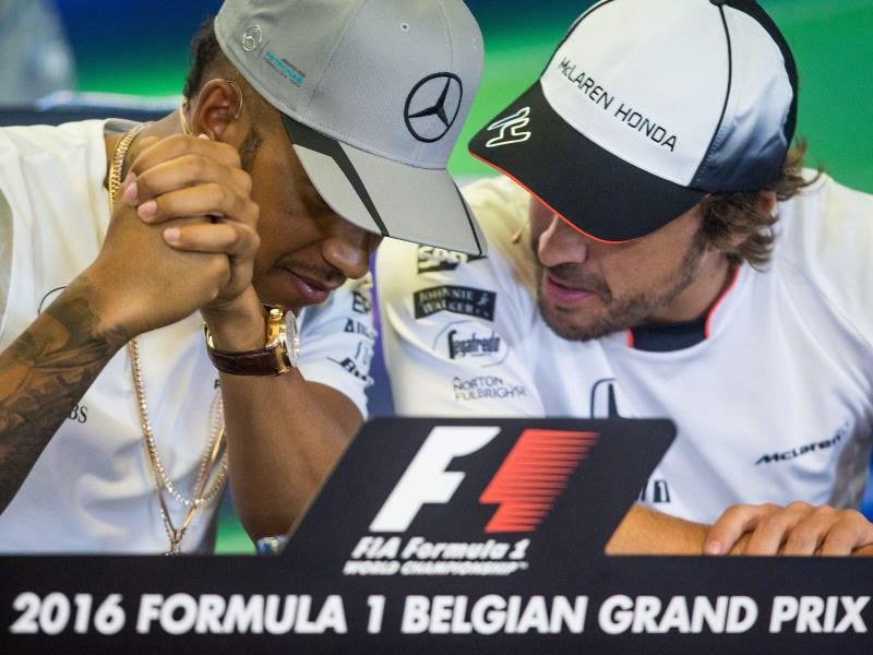 Weltmeister in letzter Startreihe: Hamilton neben Alonso