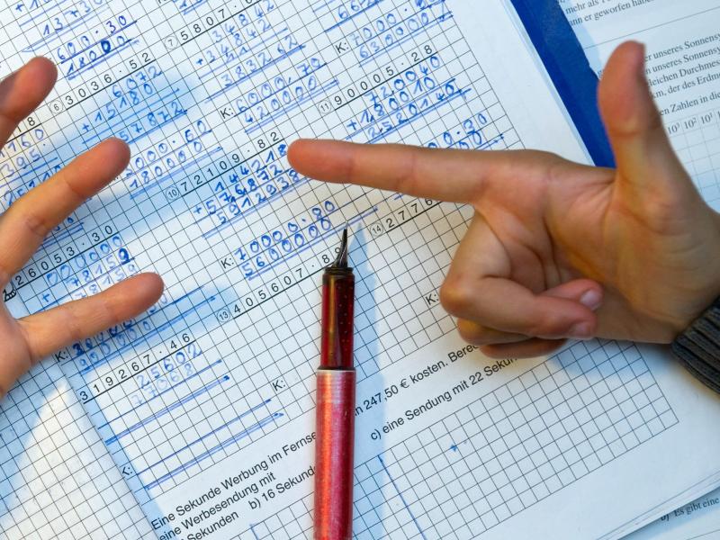 Schweizer Schulleiter warnen: Hausaufgaben gefährden Chancengleichheit