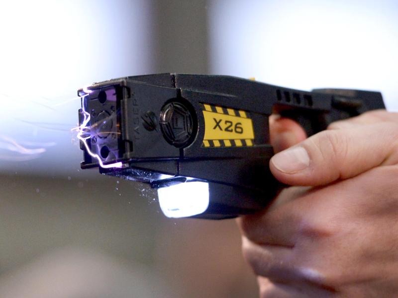 Polizei soll umstrittene Elektroschock-Pistolen bekommen