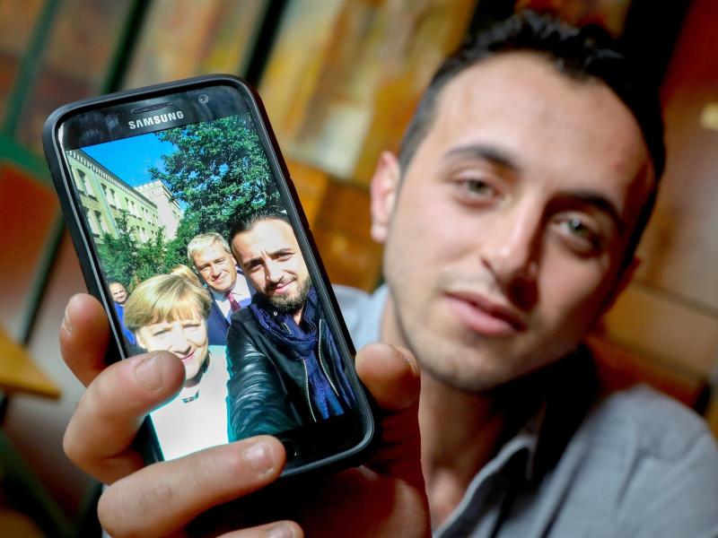 Bei „Mama Merkel“ in Sicherheit: Ein Flüchtling, ein Selfie und die Wirklichkeit