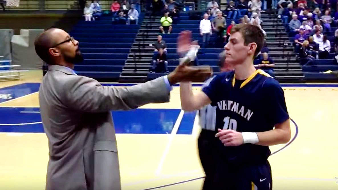 College Basketballtrainer gibt Spielern unique Handshake – Genial!