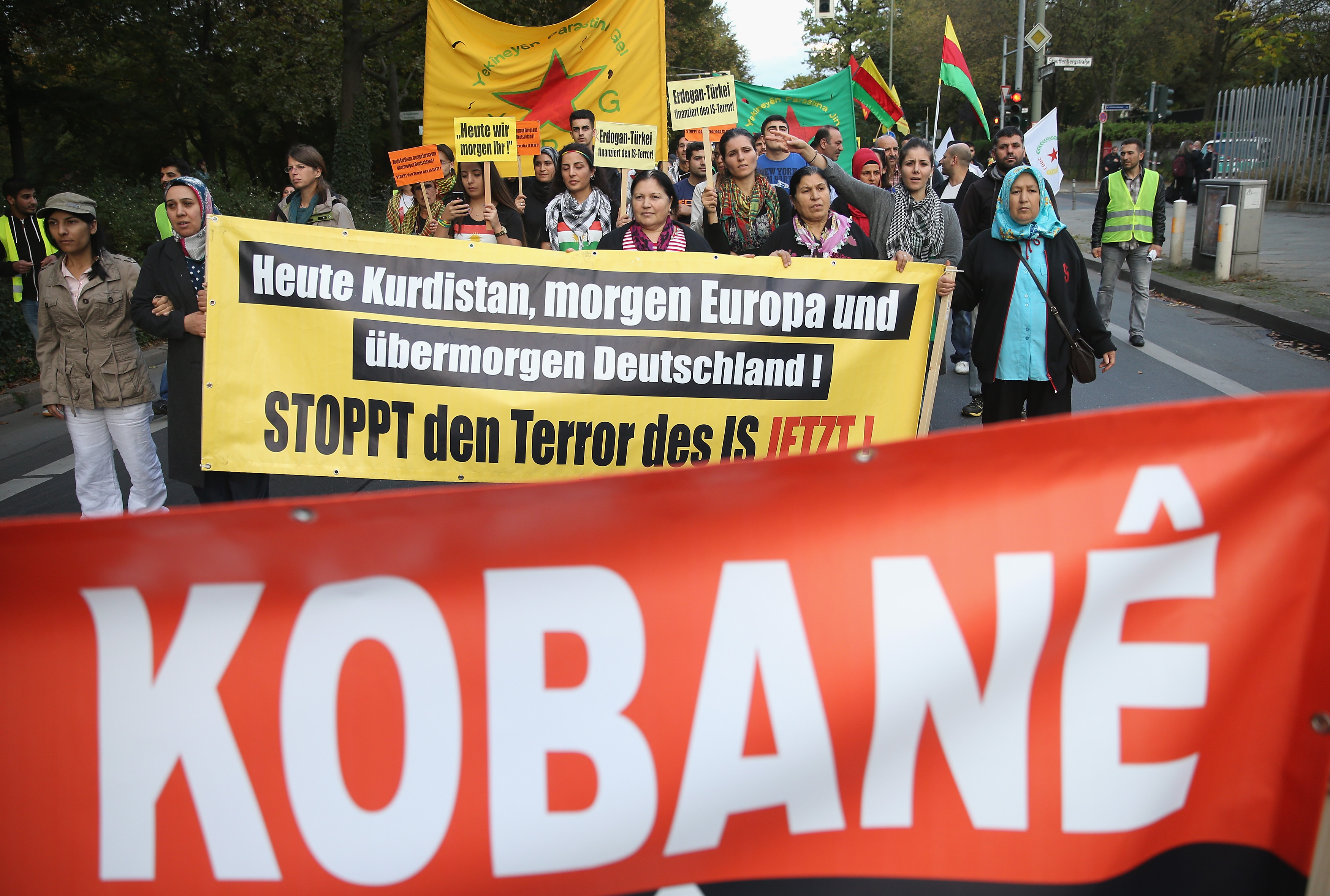 Gewalt bei Kurden-Demo in NRW: Flaschen fliegen, Straße blockiert – 77 Teilnehmer in Gewahrsam