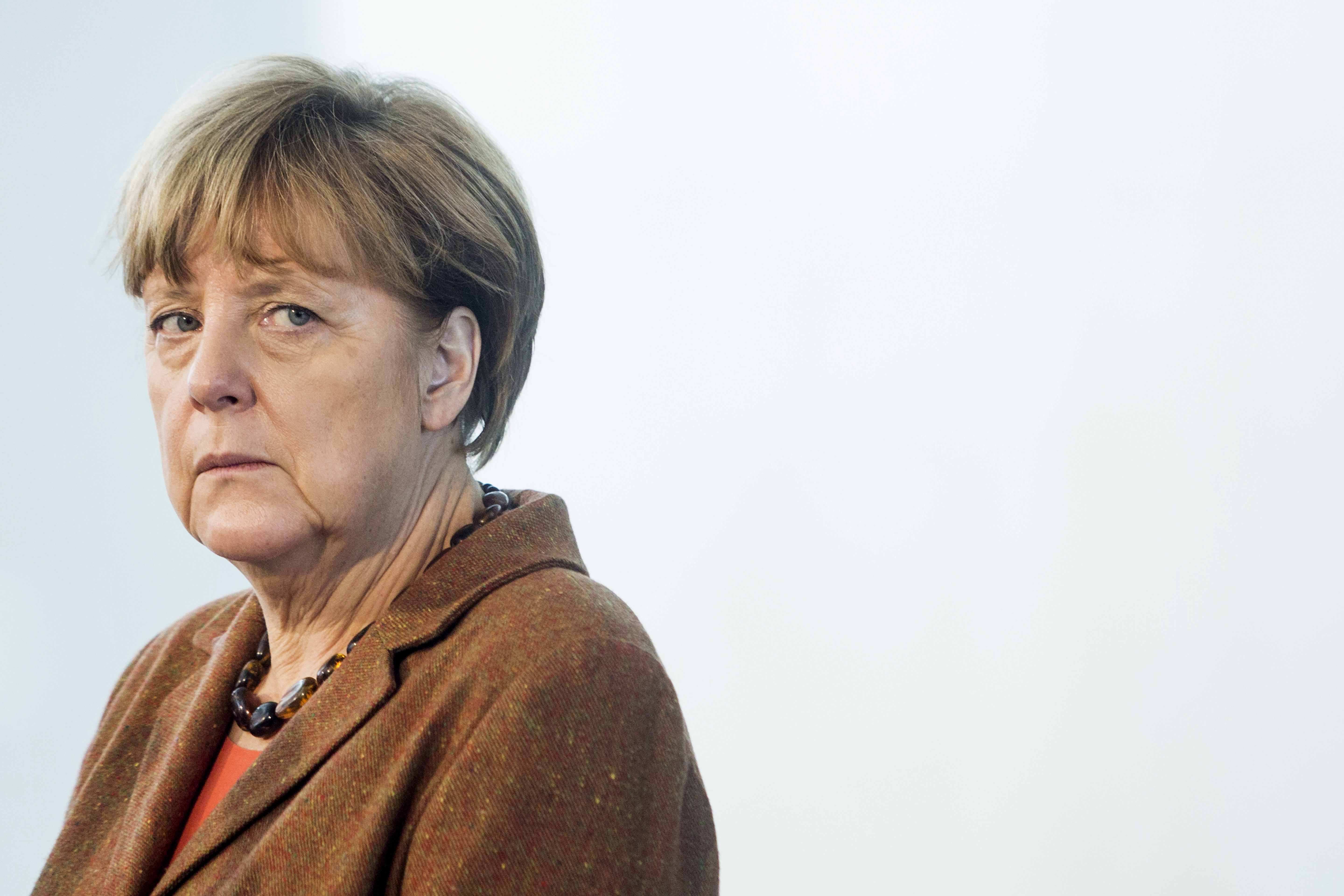 „Hat natürlich mit Flüchtlingspolitik zu tun“: Jetzt spricht Merkel über CDU-Wahldesaster