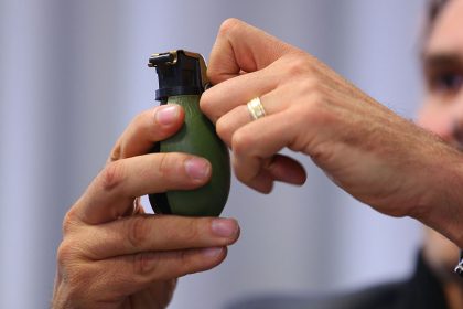 Mann greift mit Handgranate und Messer frühere Partnerin und neuen Freund an