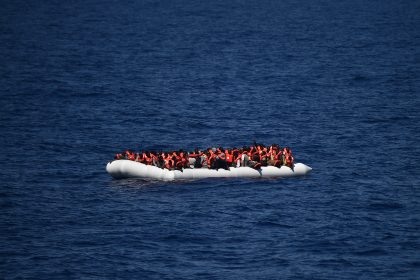 Flüchtlinge springen ins Wasser – Libysche Küstenwache hindert NGO-Schiff an Rettungseinsatz