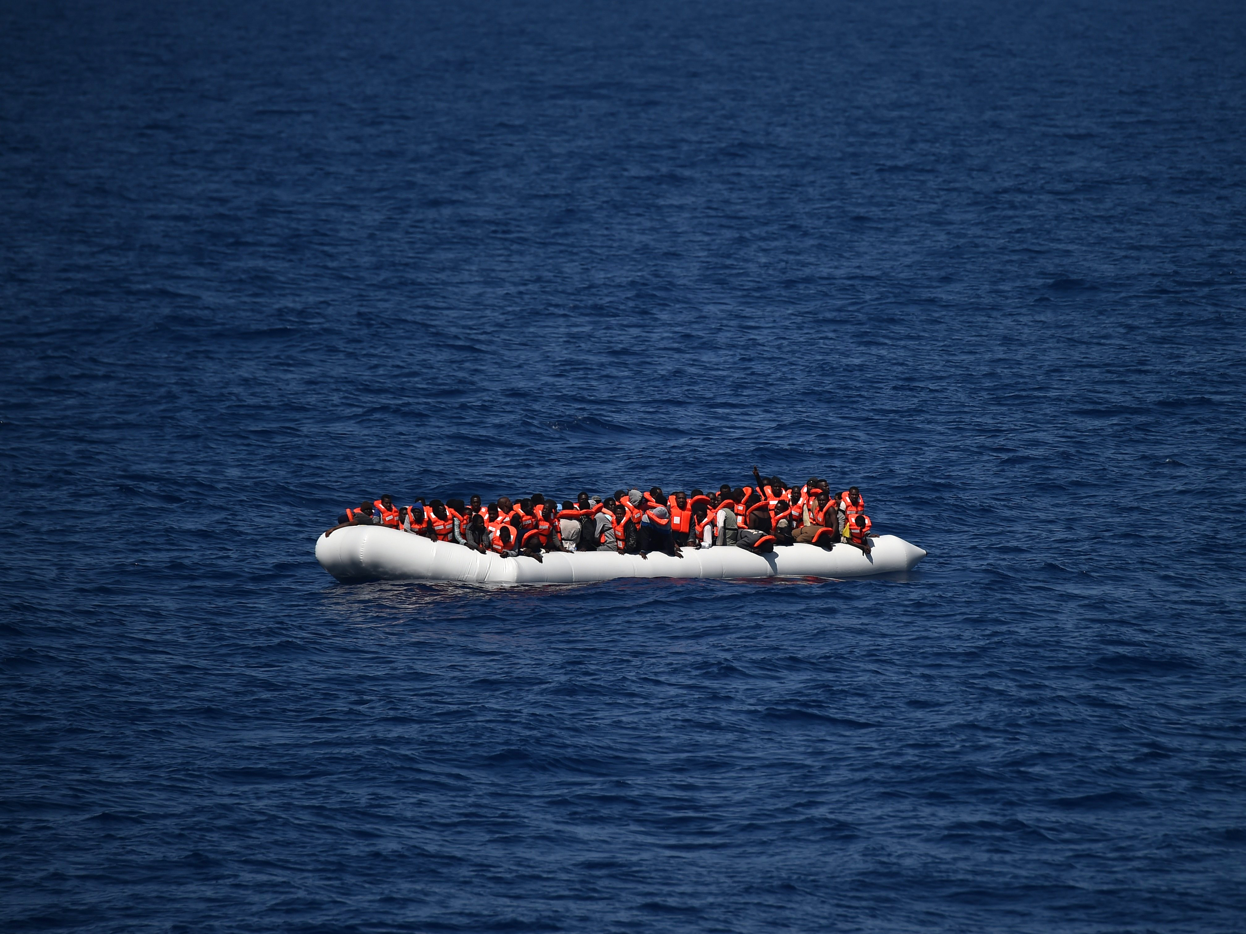 Flüchtlinge springen ins Wasser – Libysche Küstenwache hindert NGO-Schiff an Rettungseinsatz