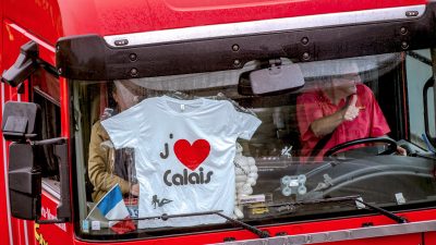 Migrantengewalt in Calais: LKW-Fahrer protestieren mit Autobahn-Blockade