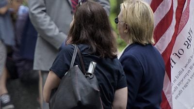 Clintons Gesundheit jetzt als Wahlkampfthema ernst: Schwächeanfall bei 9/11-Event