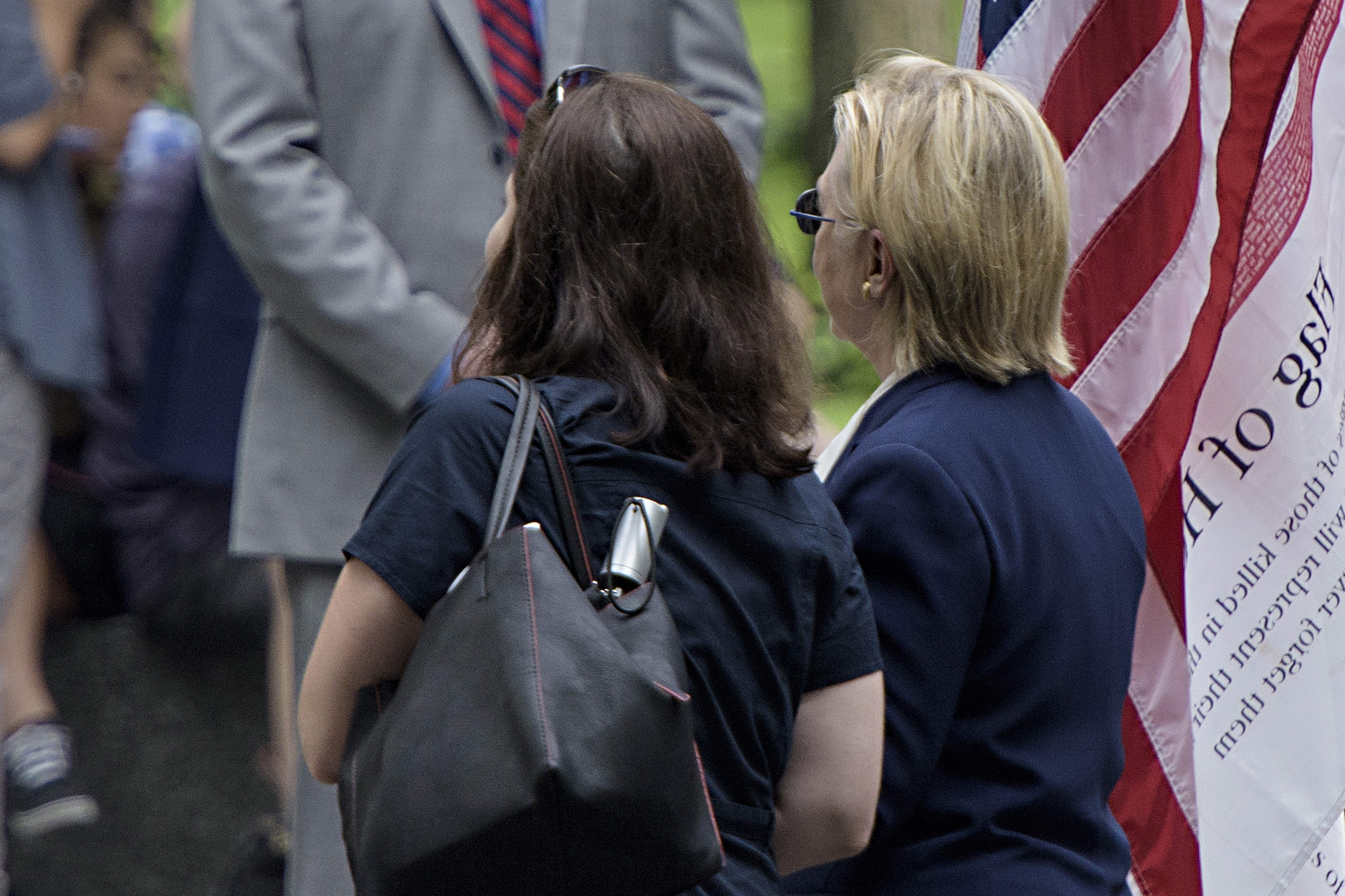 Clintons Gesundheit jetzt als Wahlkampfthema ernst: Schwächeanfall bei 9/11-Event