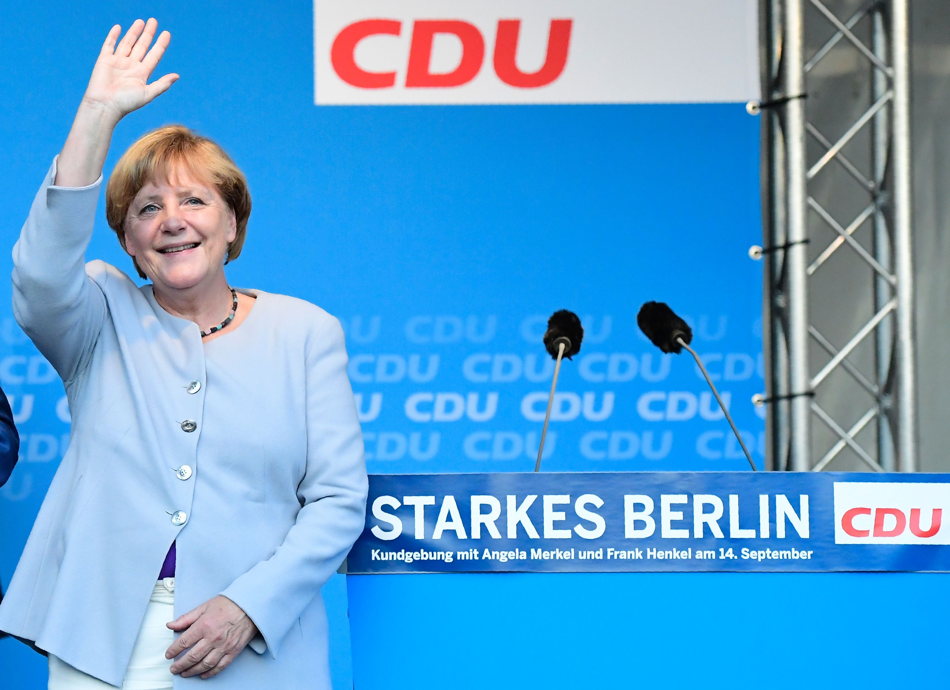 Merkel live am Kranoldplatz zwischen Applaus und Buhs: „Berlin braucht politische Lösungen, die Gesellschaft zusammenhalten“