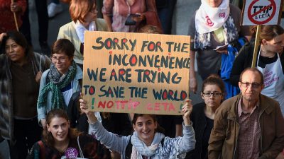 Zustimmung zu CETA ein „Skandal“: Linke will Abkommen gerichtlich stoppen