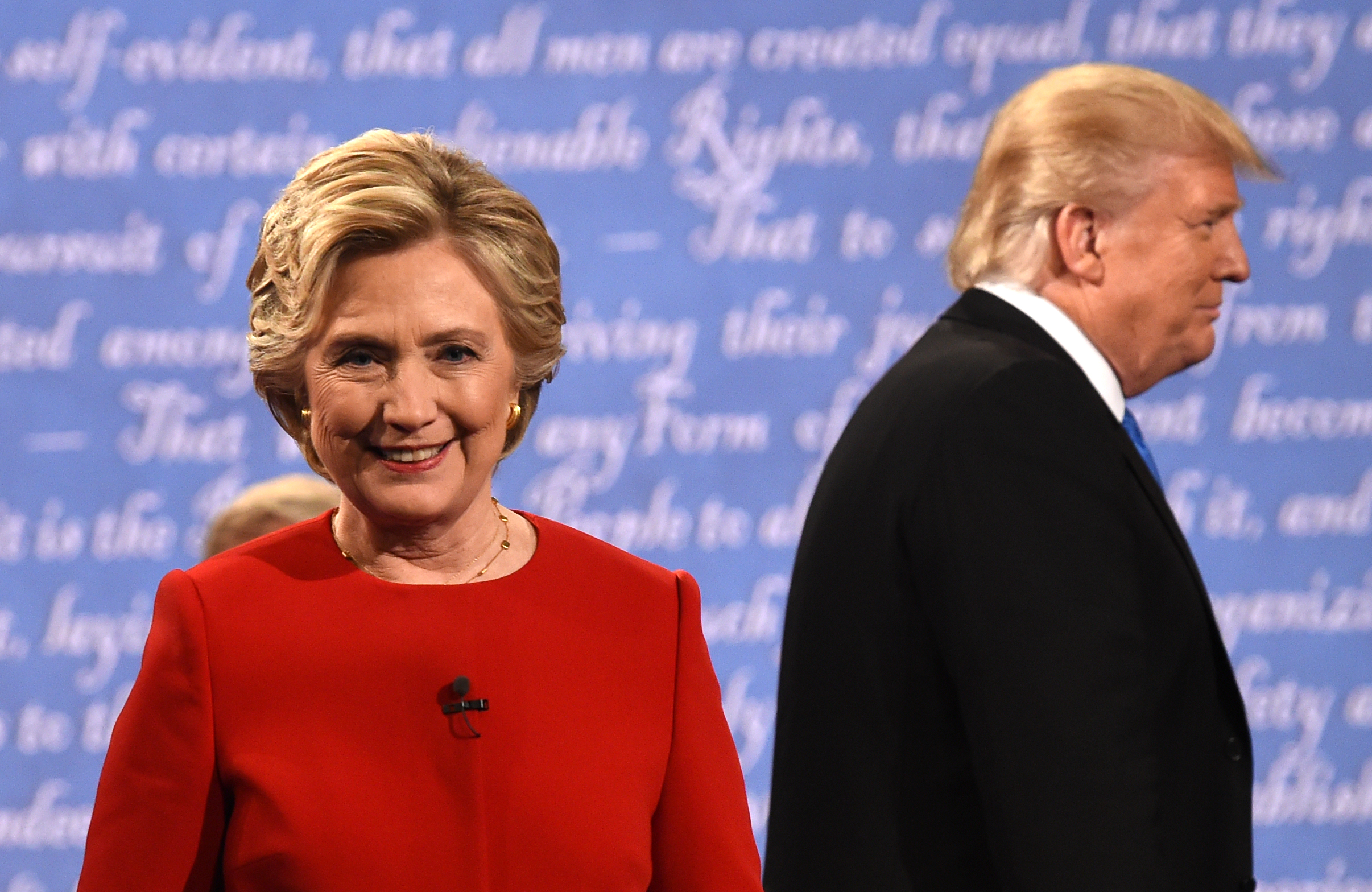 TV-Duell: Clinton kühl, Trump hitzig, Moderator tendenziös – die große Schlammschlacht blieb aus