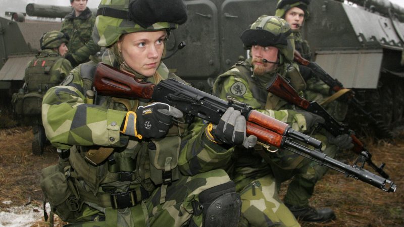 Schweden führt Wehrpflicht ab 2018 wieder ein – Auch für Frauen