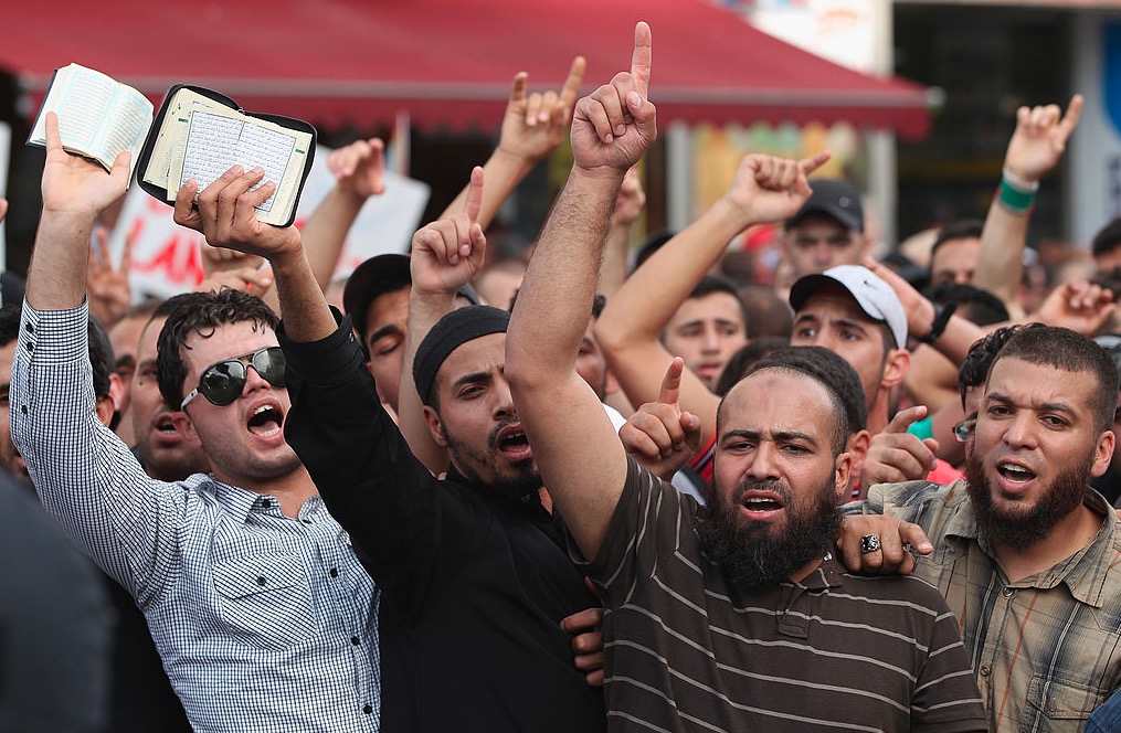 Zahl der Gefährder in Deutschland erneut gestiegen: 1.600 radikale Islamisten  – 9.700 Salafisten