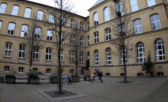 NRW-Schulministerin hält an Abitur nach acht Jahren fest