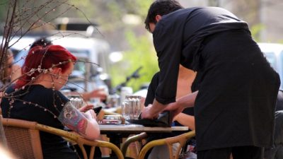 Gastgewerbeumsatz im Juli 1,1 Prozent niedriger als im Vorjahr