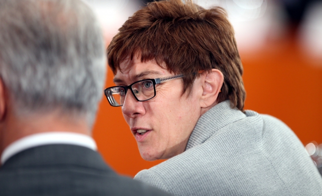 Kramp-Karrenbauer lobt Merkels Klarstellungen zur Flüchtlingskrise