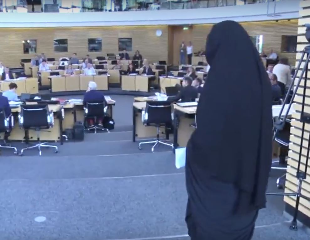 Thüringen: Vollverschleiert im Landtag – Abgeordnete der AfD kommt im Niqab