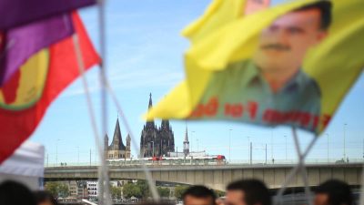 Tausende Demonstranten protestieren in Köln gegen türkischen Präsidenten Erdogan