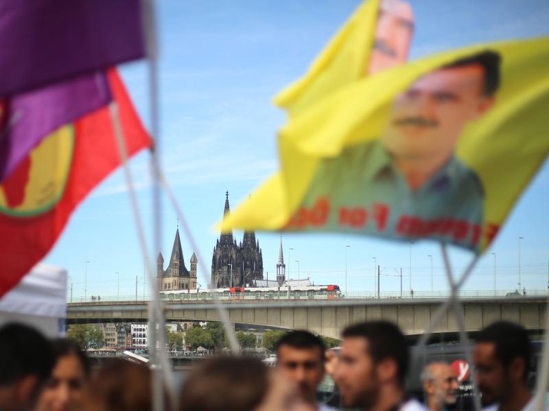Tausende Demonstranten protestieren in Köln gegen türkischen Präsidenten Erdogan