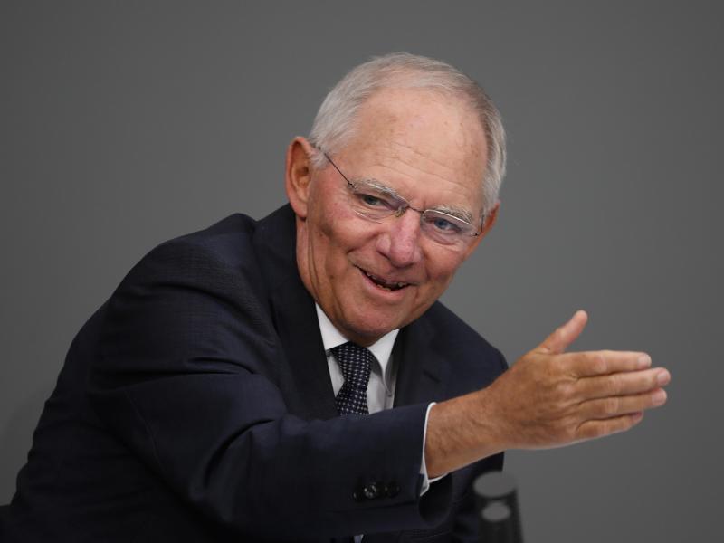 Schäuble kündigt schon für 2017 leichte Steuersenkungen an