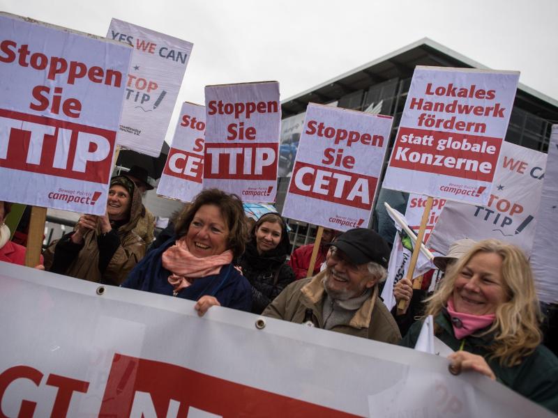 Merkel hält an TTIP fest: „Freihandelsabkommen schafft Arbeitsplätze“