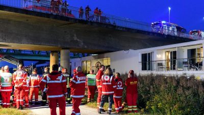 Kreuzfahrtschiff kracht gegen Brücke bei Erlangen: Zwei Tote, Passagiere gerettet