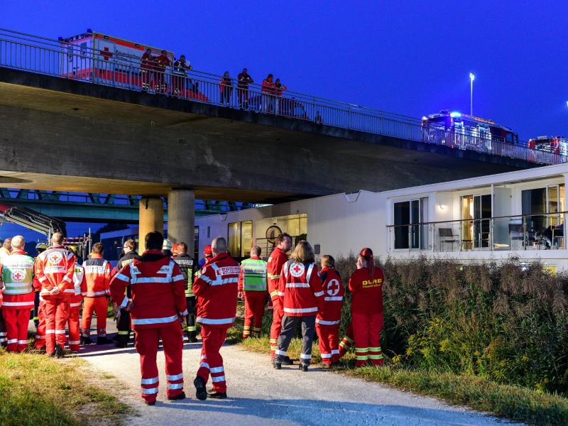Kreuzfahrtschiff kracht gegen Brücke bei Erlangen: Zwei Tote, Passagiere gerettet