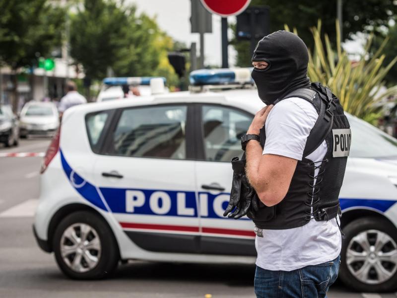 Terrorakt in Paris: „Allah Akbar“-Attentäter sticht auf Passanten ein – ein Toter