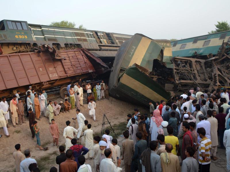 Mindestens 17 Tote und dutzende Verletzte bei Zugunglück in Pakistan
