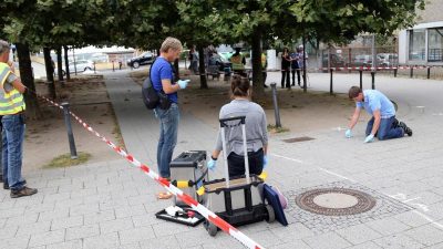 Radler rammt Fußgänger ein Messer in den Rücken